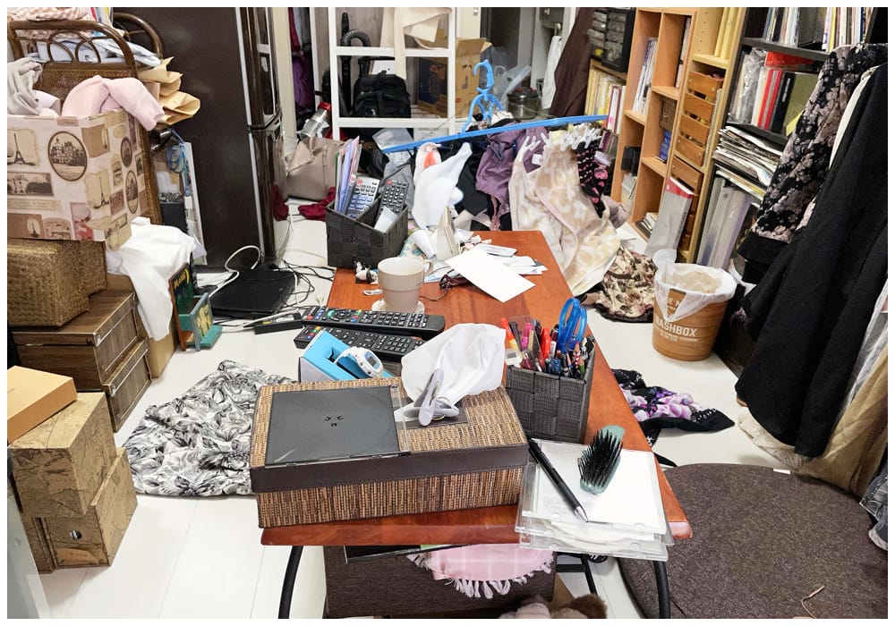 散らかっている部屋の写真