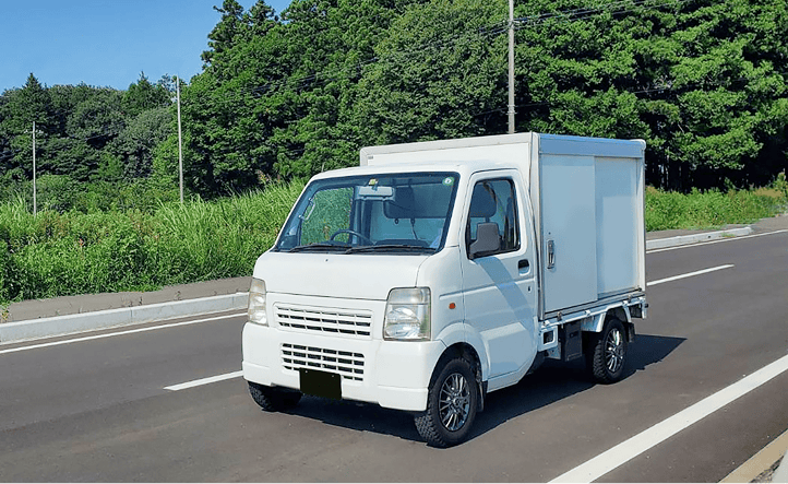 道路を走るトラック